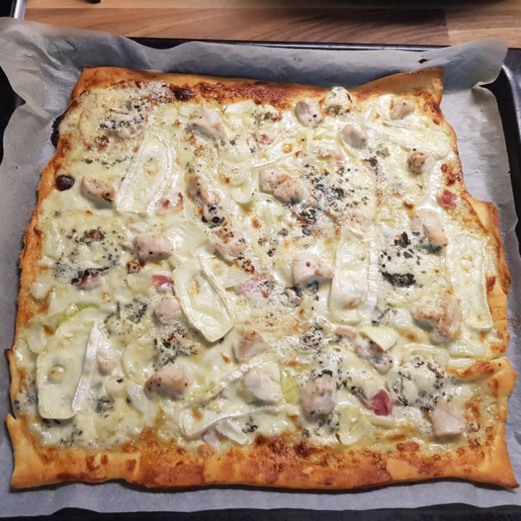 Sýrová pizza s kuřecím masem